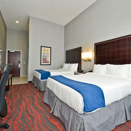Holiday Inn Express & Suites Utica By Ihg Room photo