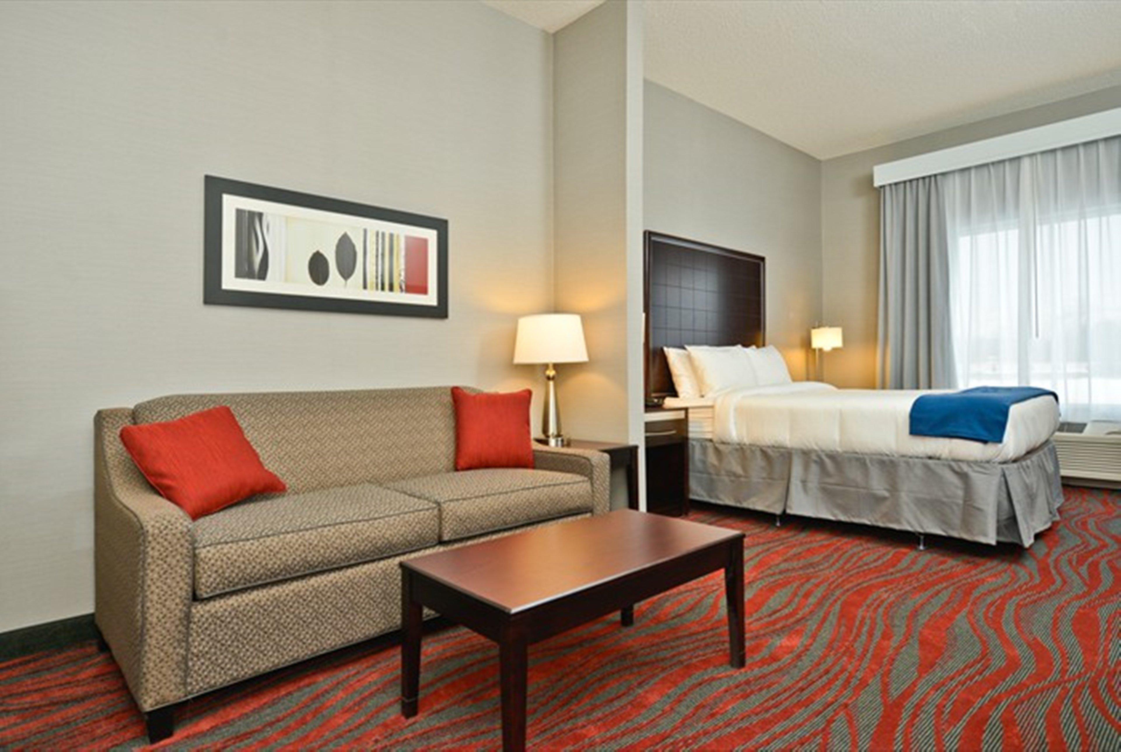 Holiday Inn Express & Suites Utica By Ihg Exterior photo