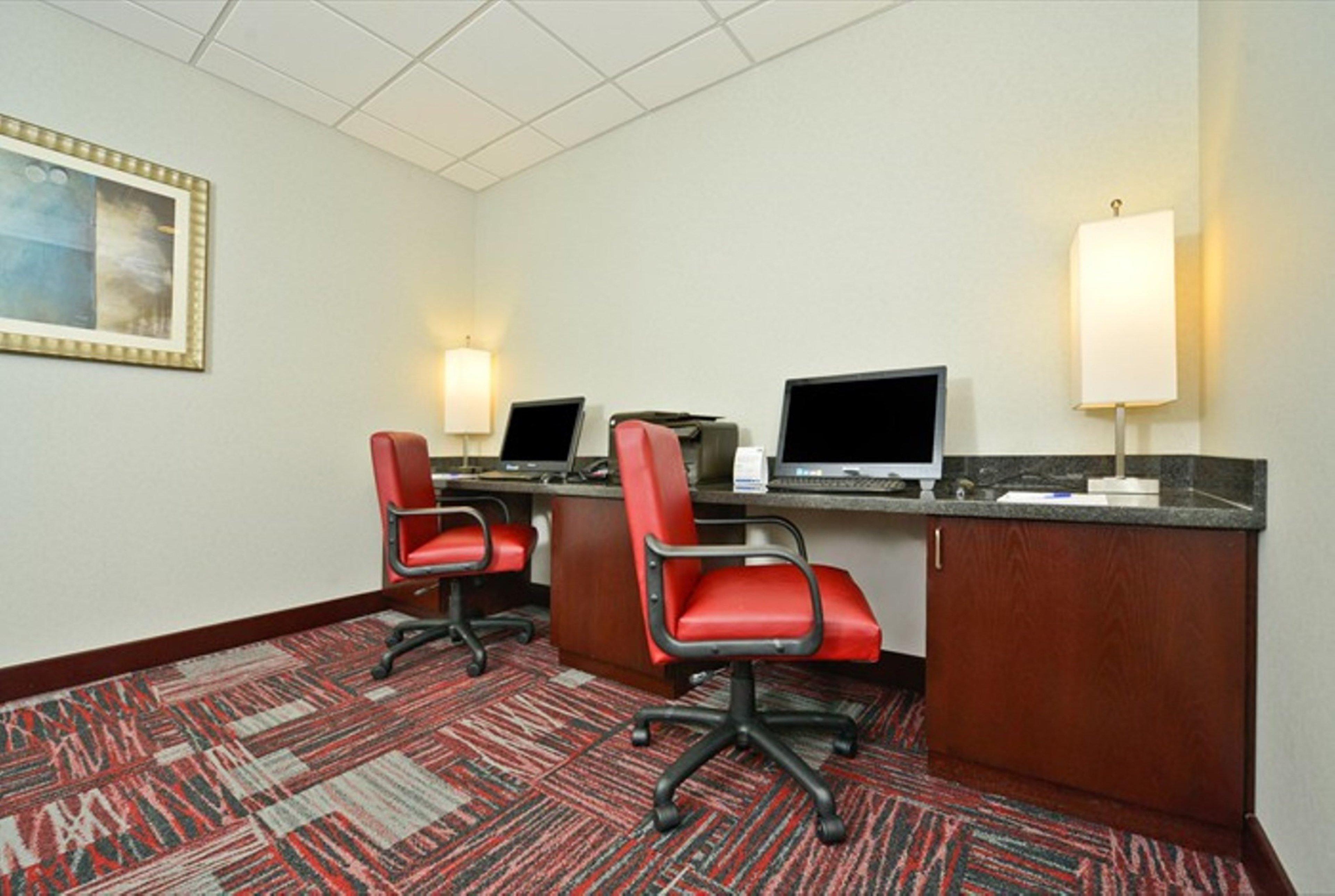 Holiday Inn Express & Suites Utica By Ihg Exterior photo