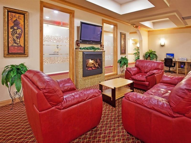 Holiday Inn Express & Suites Utica By Ihg Exterior photo