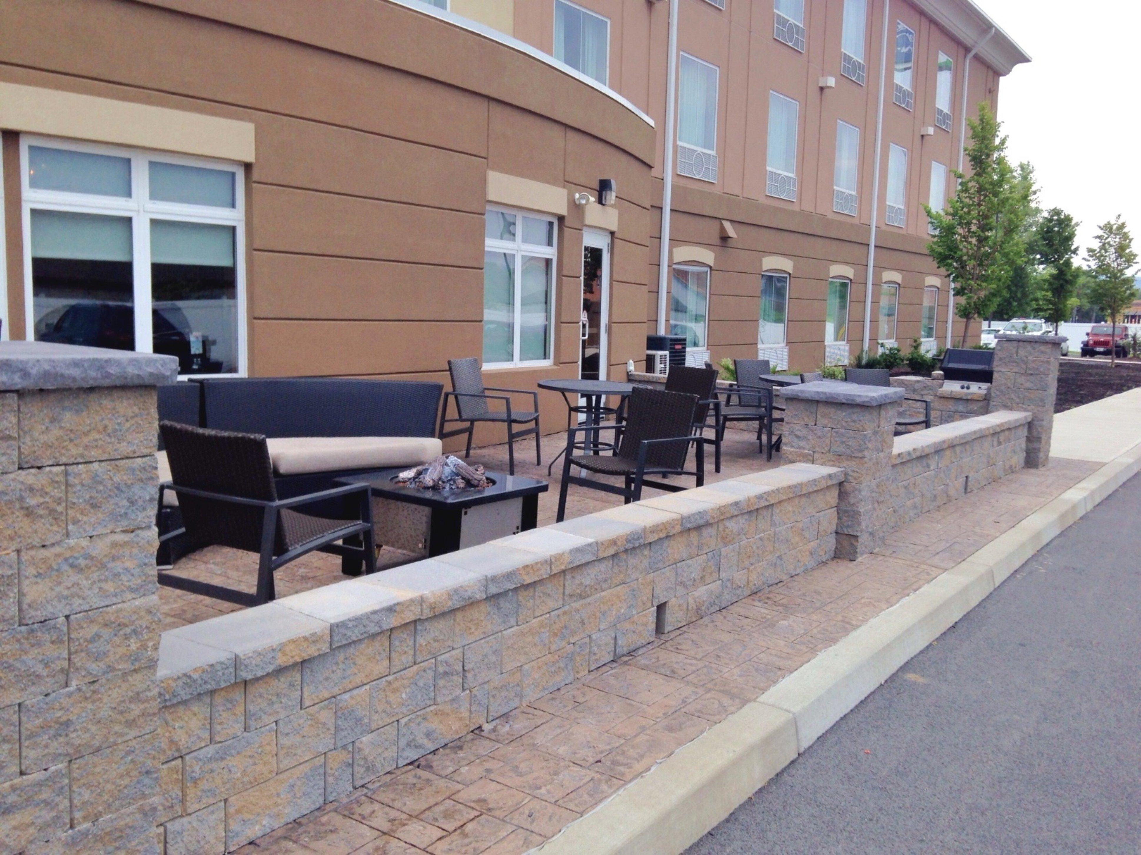 Holiday Inn Express & Suites Utica By Ihg Exterior photo