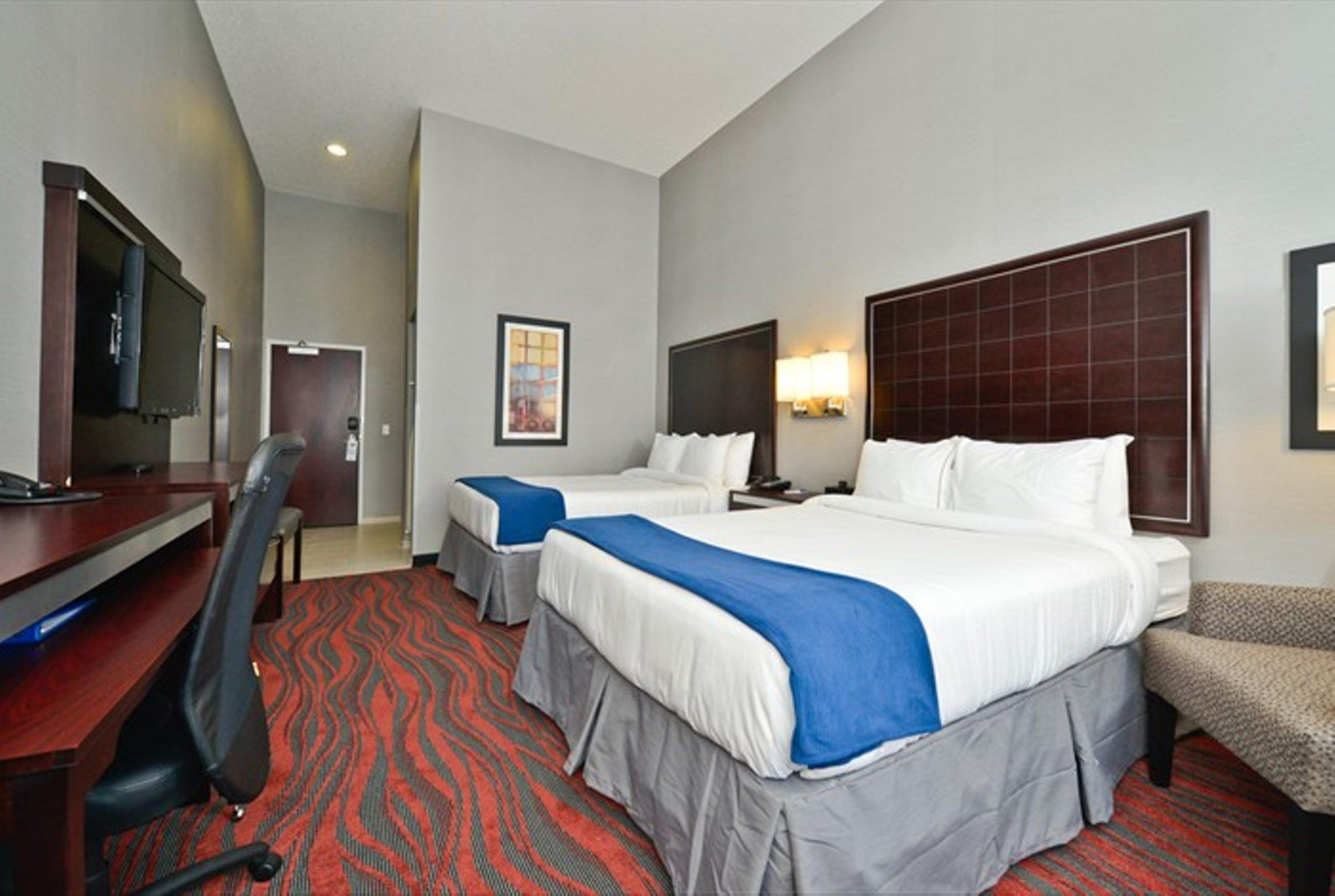 Holiday Inn Express & Suites Utica By Ihg Room photo