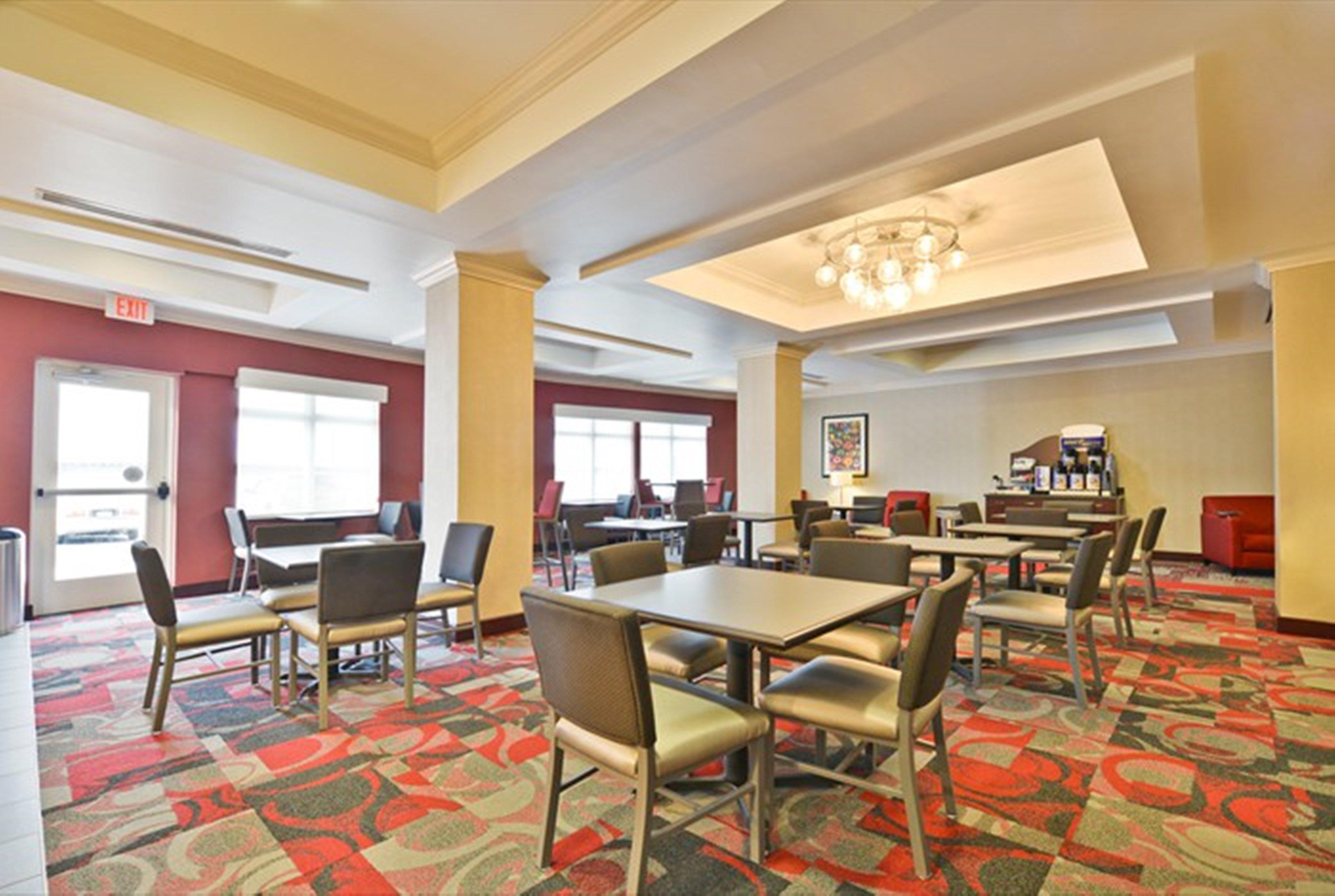 Holiday Inn Express & Suites Utica By Ihg Exterior photo