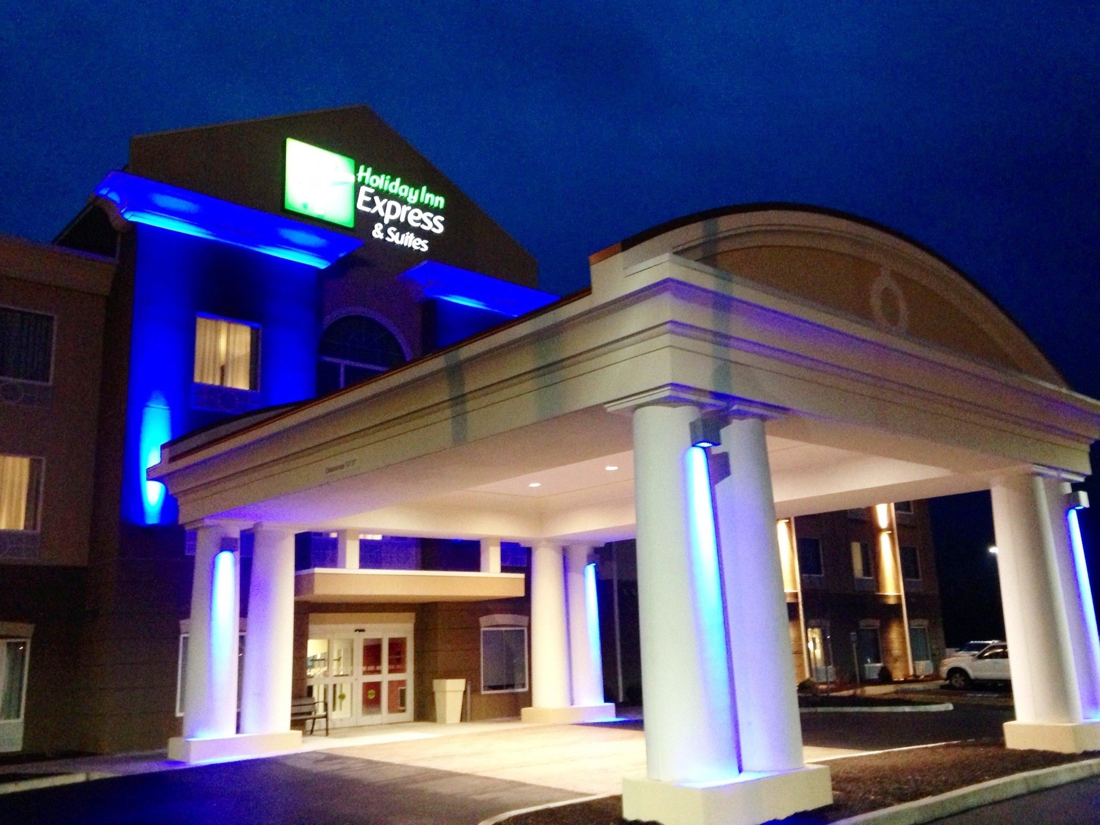 Holiday Inn Express & Suites Utica By Ihg Exterior photo
