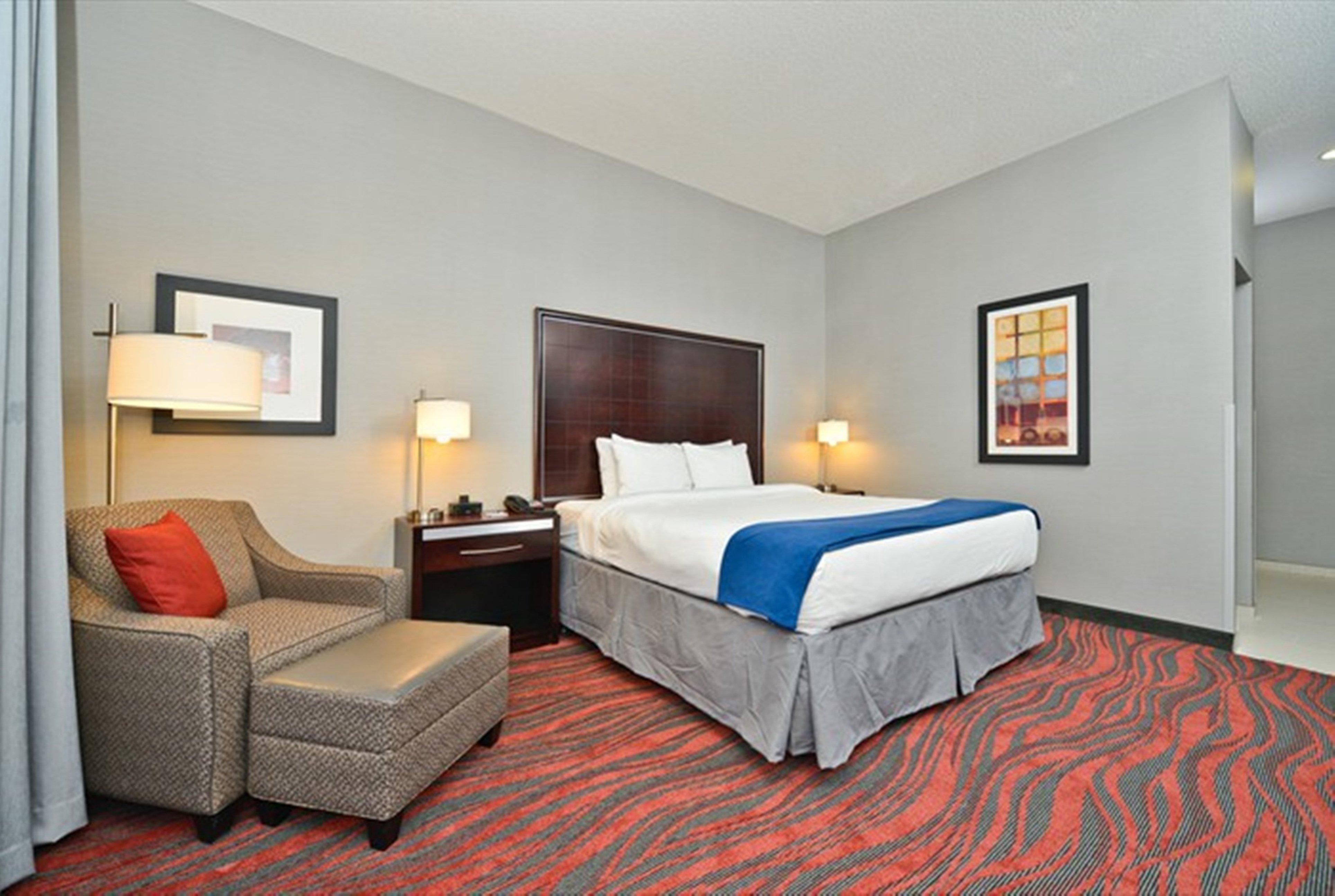 Holiday Inn Express & Suites Utica By Ihg Exterior photo