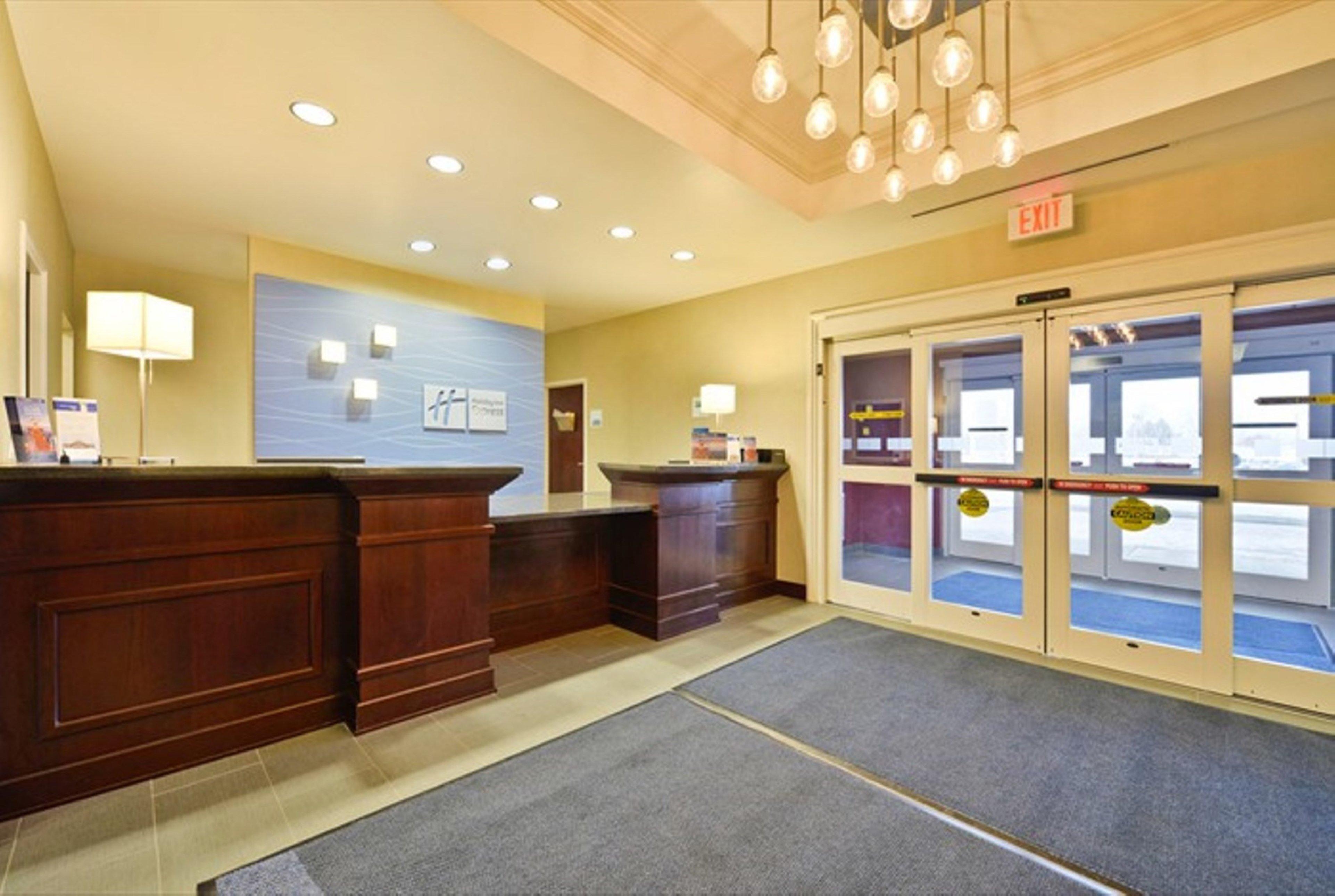 Holiday Inn Express & Suites Utica By Ihg Exterior photo