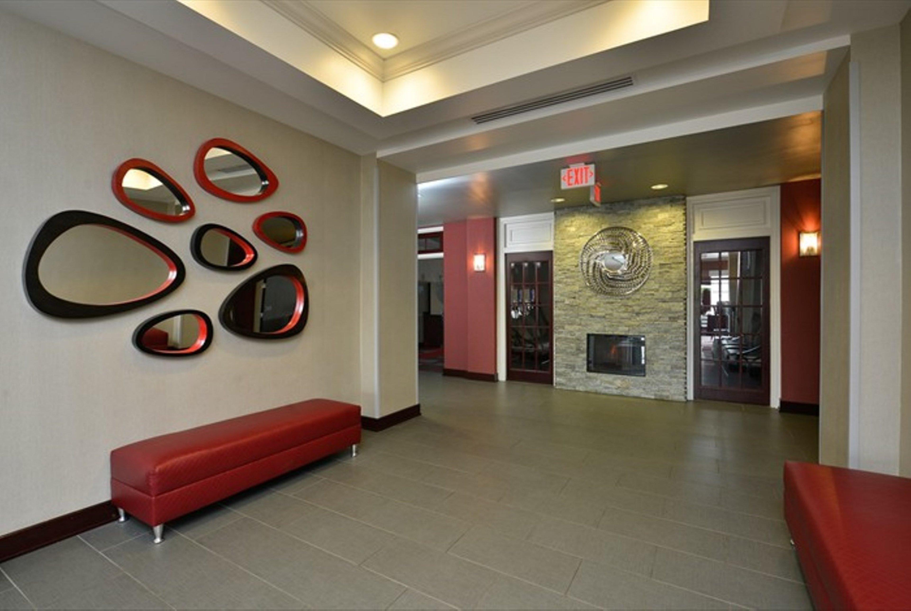 Holiday Inn Express & Suites Utica By Ihg Exterior photo