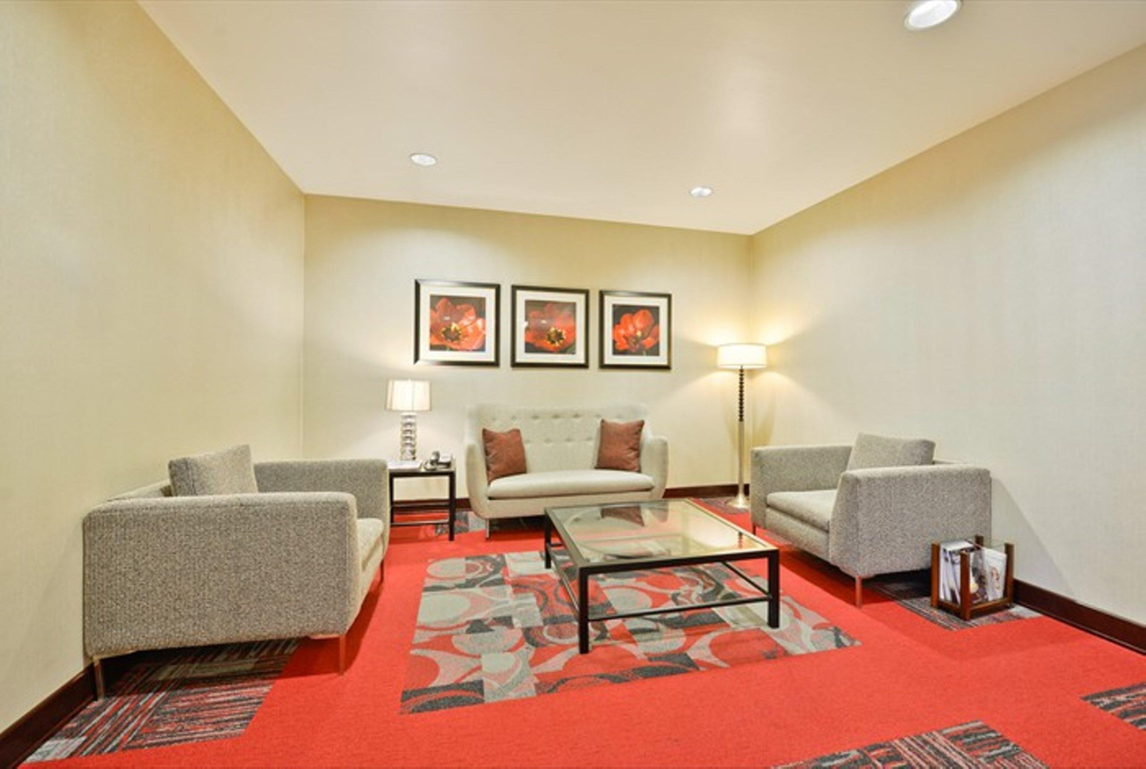 Holiday Inn Express & Suites Utica By Ihg Exterior photo