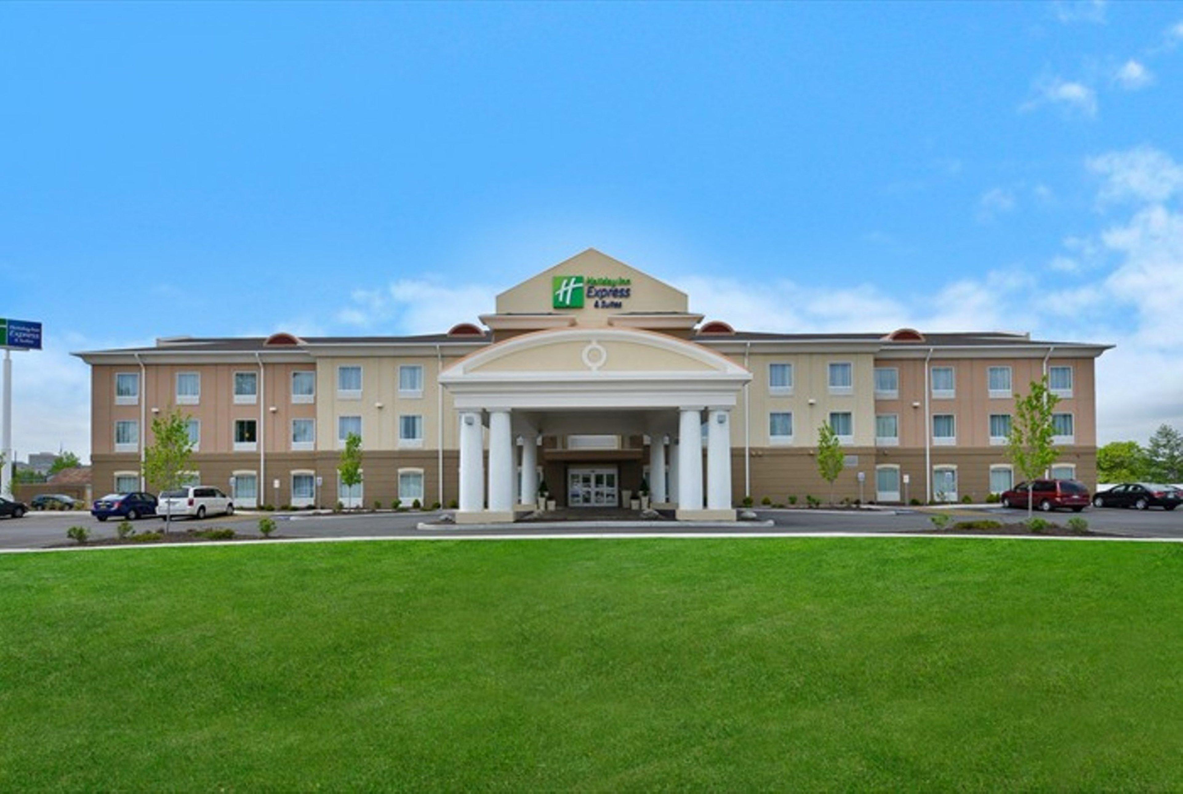 Holiday Inn Express & Suites Utica By Ihg Exterior photo