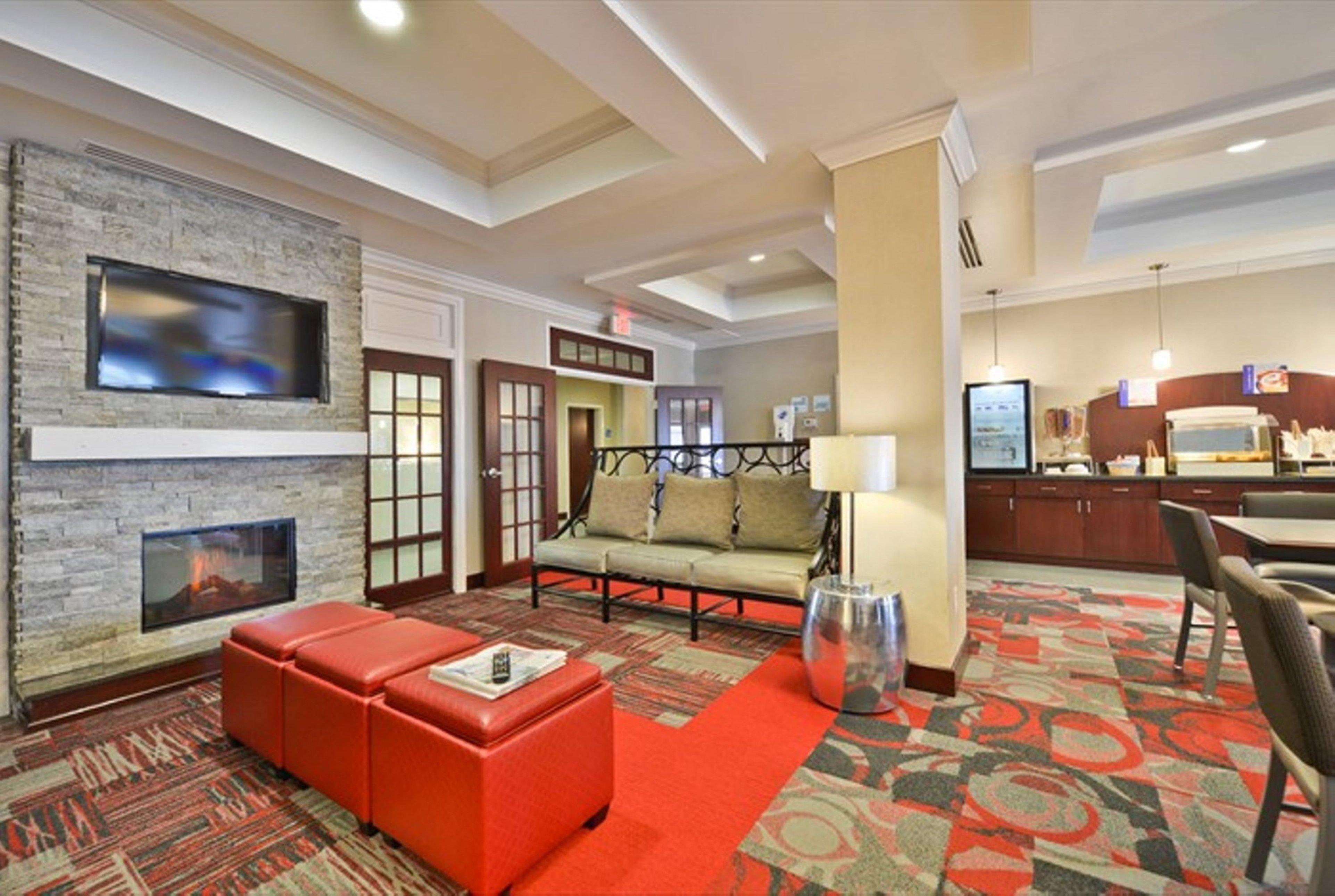 Holiday Inn Express & Suites Utica By Ihg Exterior photo