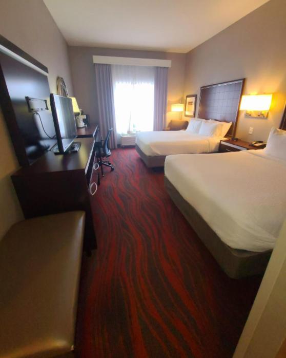 Holiday Inn Express & Suites Utica By Ihg Exterior photo