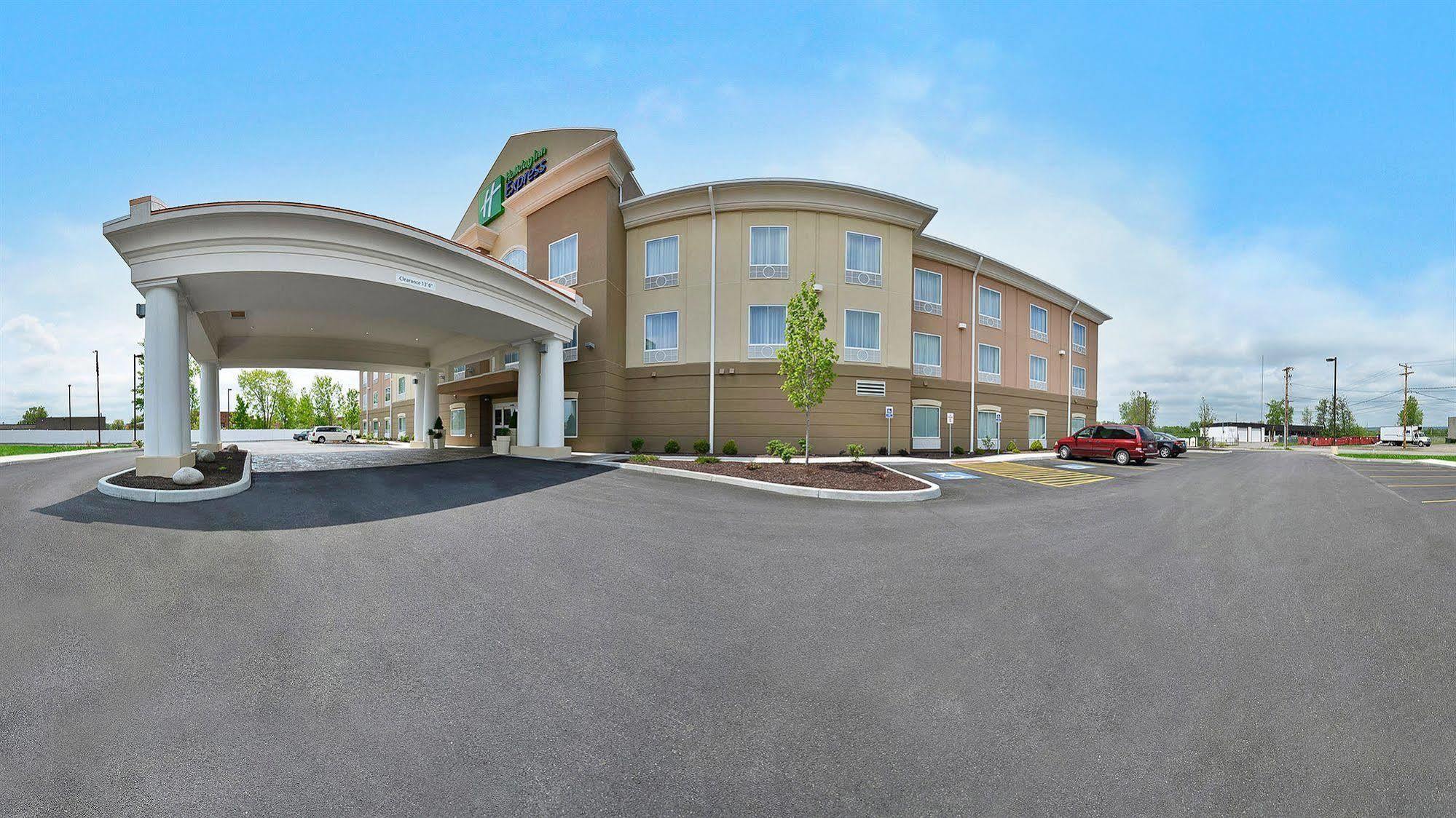 Holiday Inn Express & Suites Utica By Ihg Exterior photo