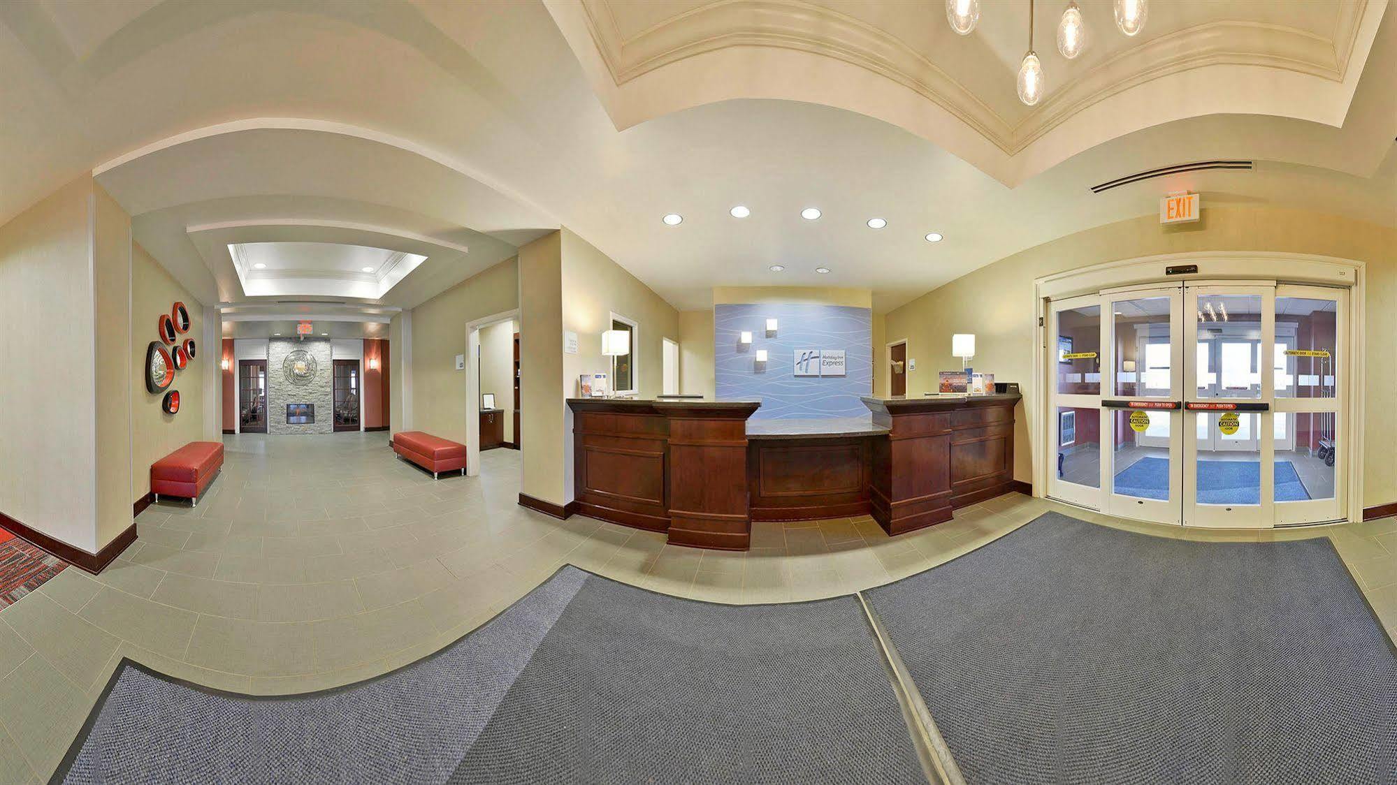 Holiday Inn Express & Suites Utica By Ihg Exterior photo