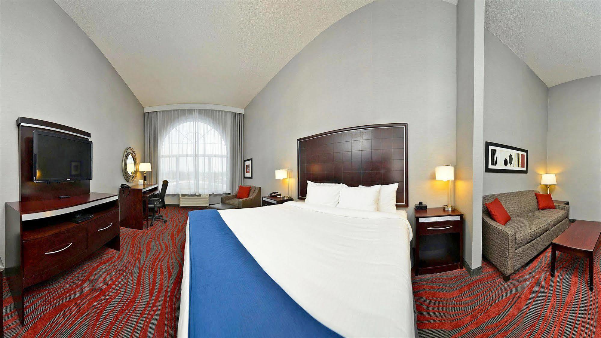 Holiday Inn Express & Suites Utica By Ihg Exterior photo