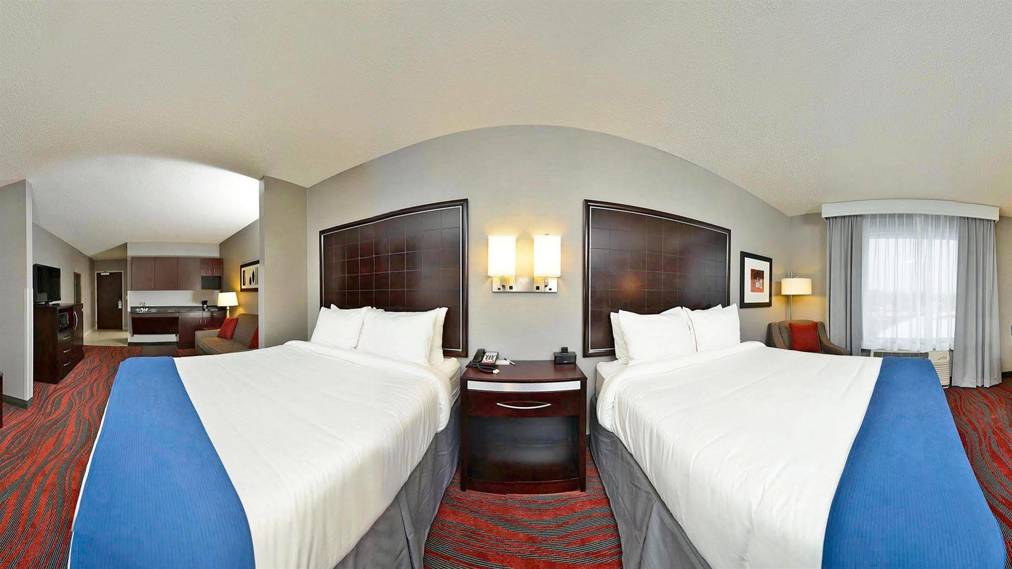 Holiday Inn Express & Suites Utica By Ihg Exterior photo