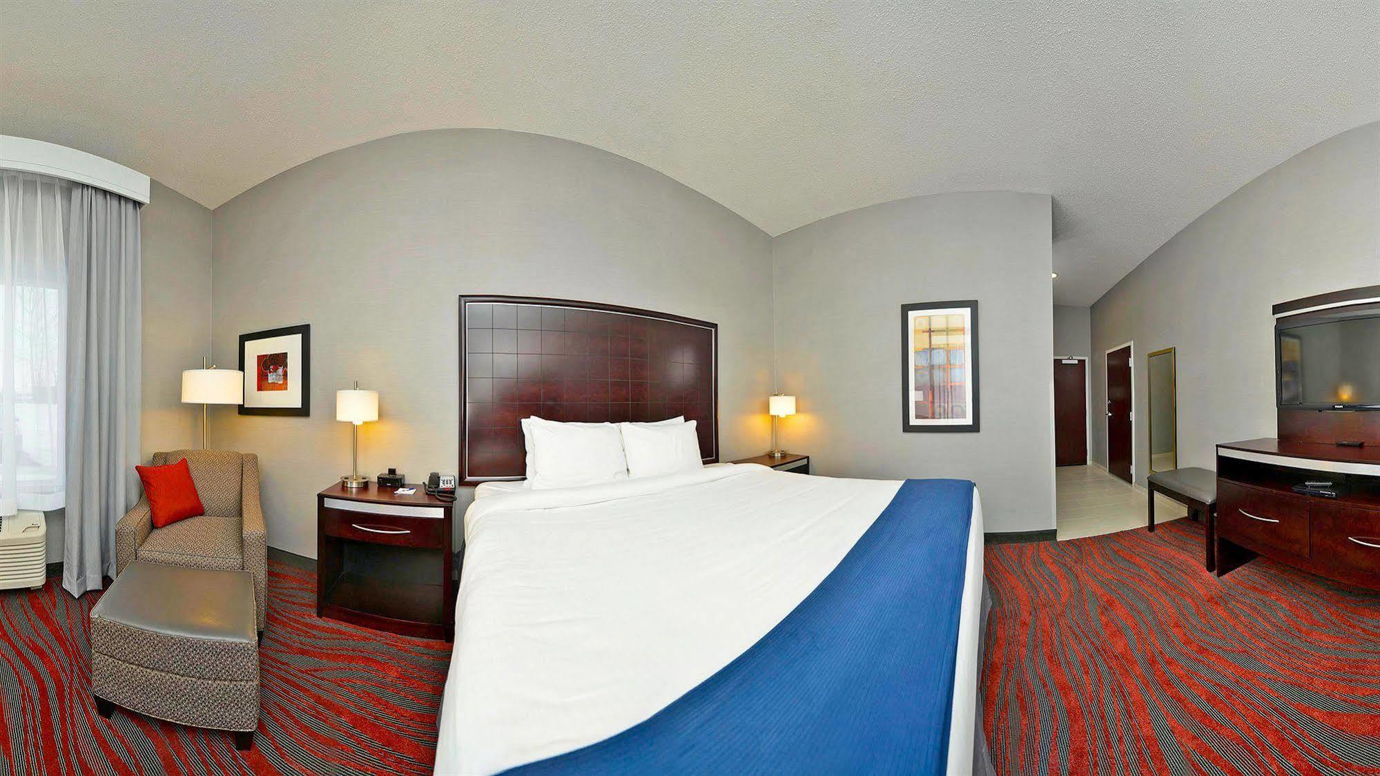 Holiday Inn Express & Suites Utica By Ihg Exterior photo