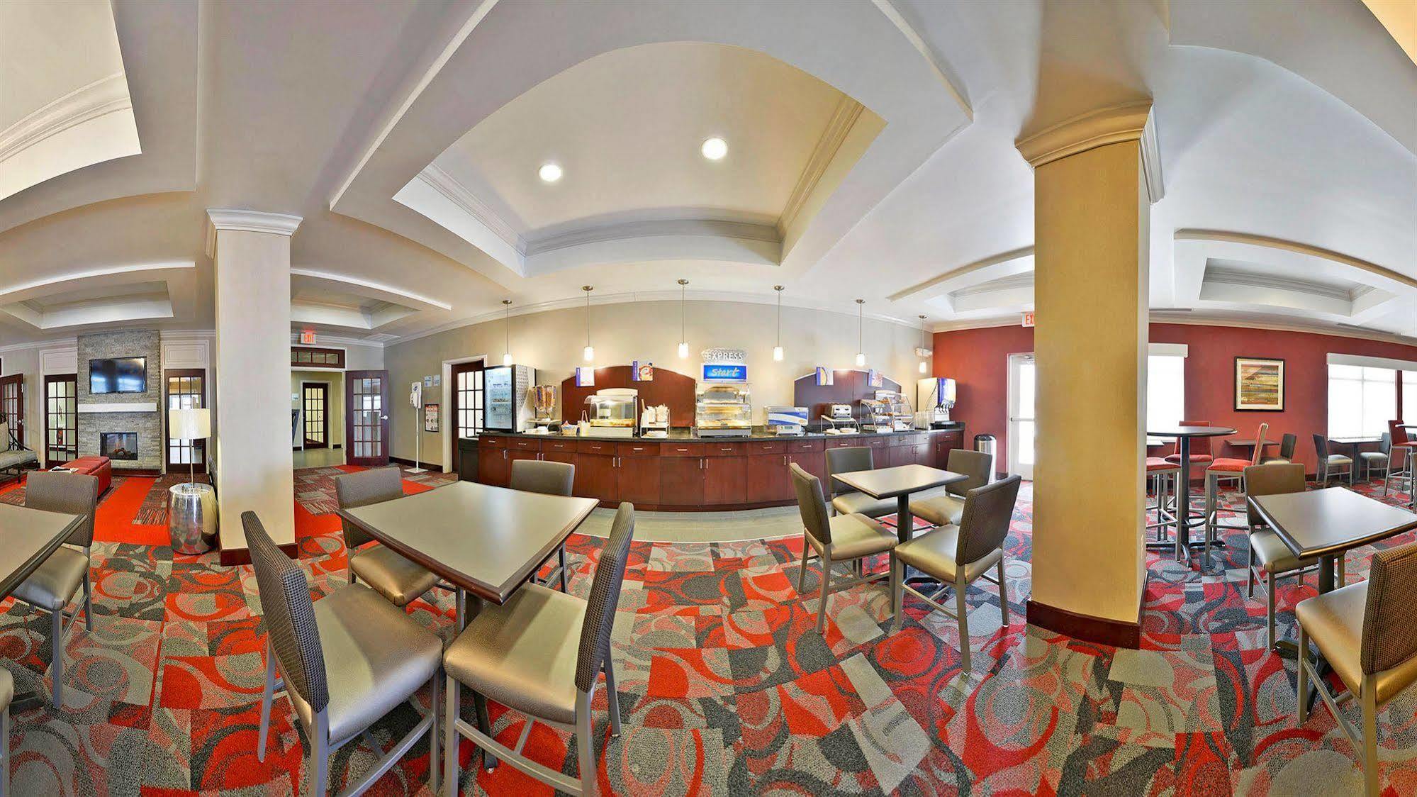 Holiday Inn Express & Suites Utica By Ihg Exterior photo